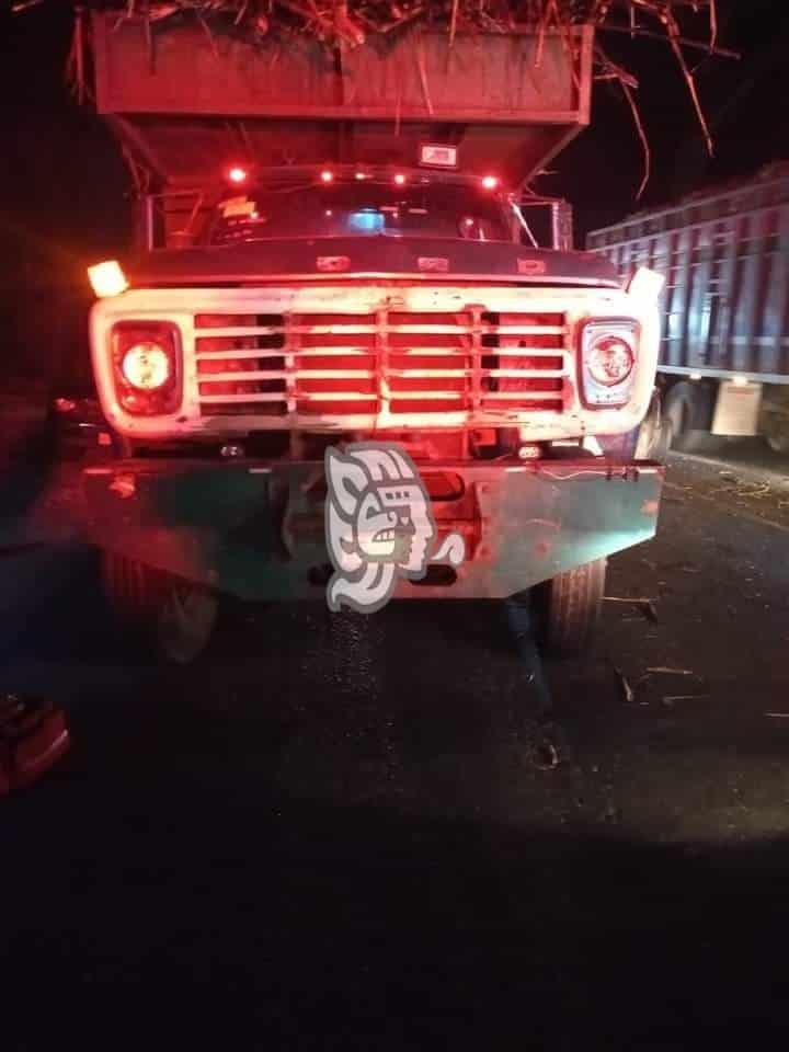 En Cuitláhuac, choca camioneta contra camión cañero