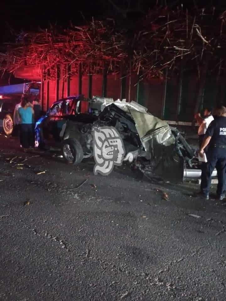 En Cuitláhuac, choca camioneta contra camión cañero