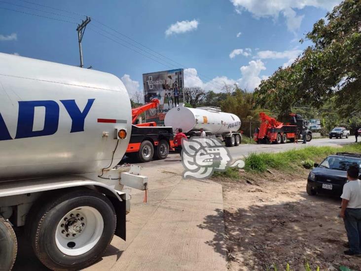 Tras desprenderse remolque cisterna, volcadura en la carretera Trancas-Coatepec