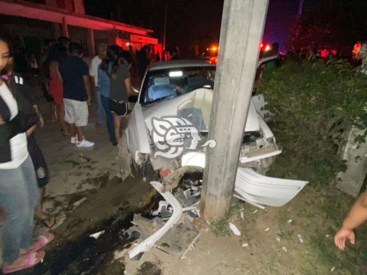 Auto destrozado tras impactar poste en Minatitlán