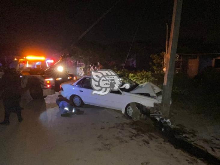 Auto destrozado tras impactar poste en Minatitlán