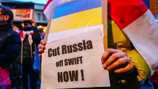 EU y la Unión Europea anuncian la expulsión de algunos bancos rusos del sistema SWIFT