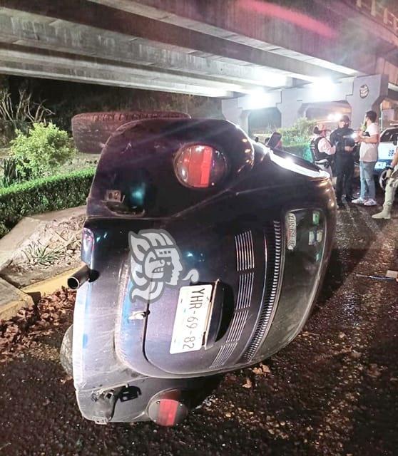 Volcó automóvil en Paseo de Las Palmas, en Xalapa