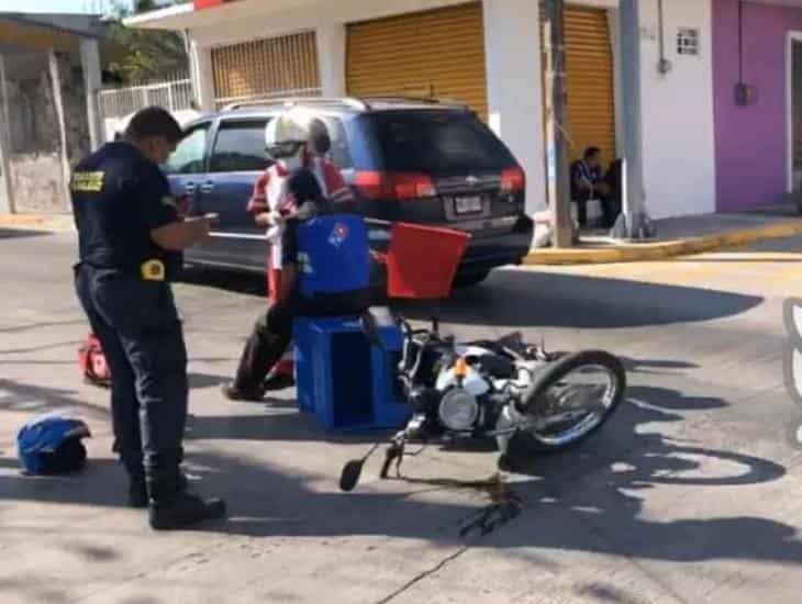 Chocan moto repartidor y automóvil en calles de Veracruz