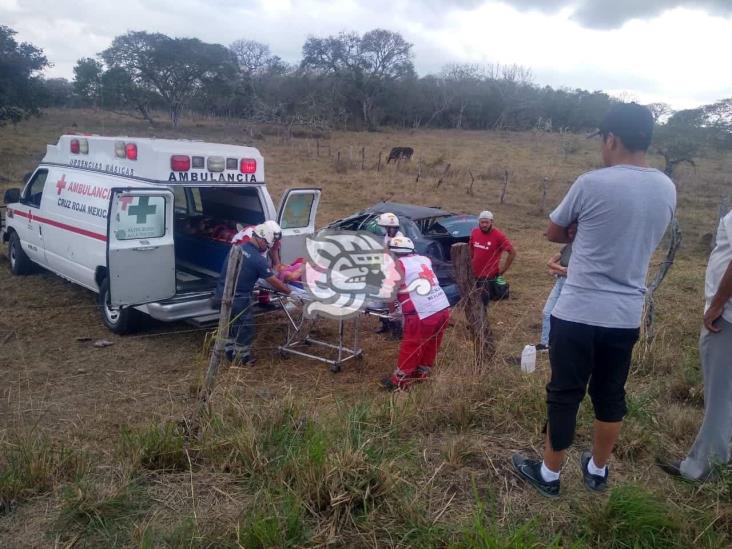 Aparatosa volcadura en Palmillas deja dos mujeres lesionadas