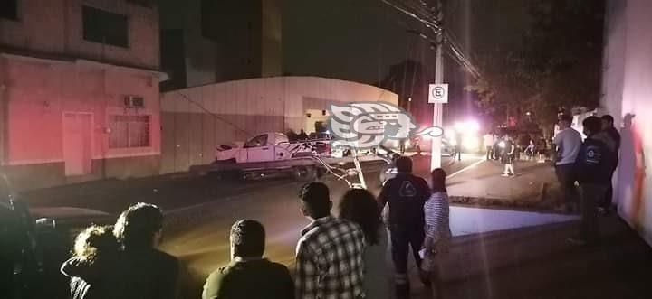 Conductor en estado de ebriedad choca y derriba poste en calles de Orizaba