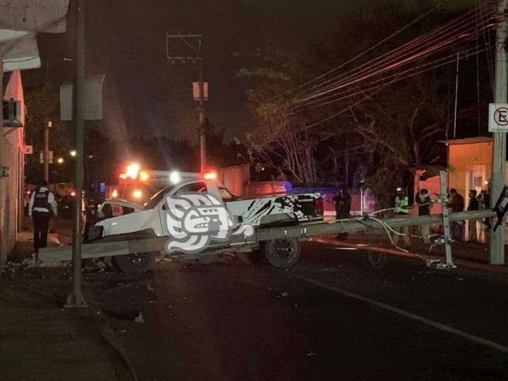 Conductor en estado de ebriedad choca y derriba poste en calles de Orizaba