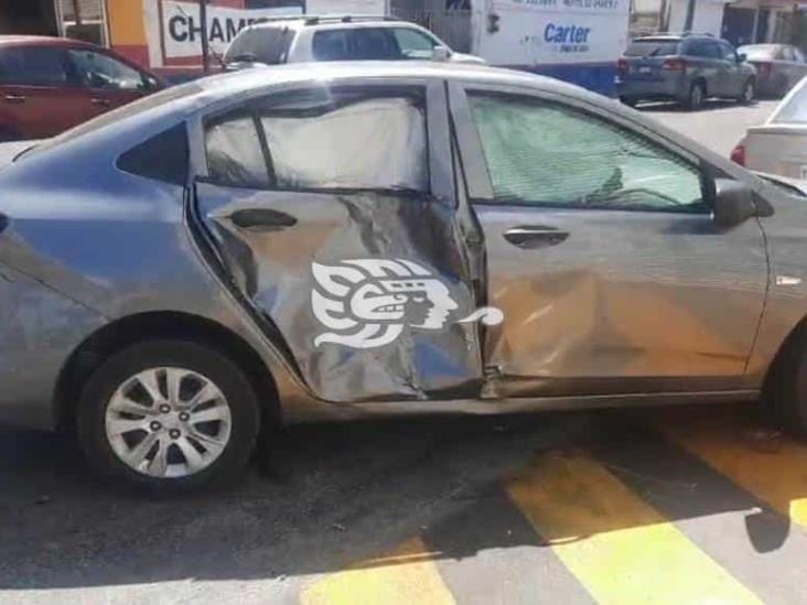 Impacta motociclista a automóvil en Veracruz