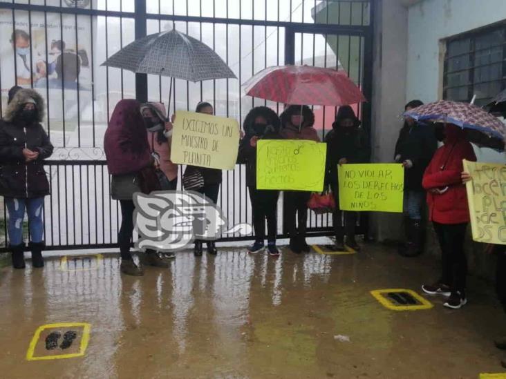 Pobladores de Tlaquilpa toman instalaciones de preescolar Fortino Jaramillo