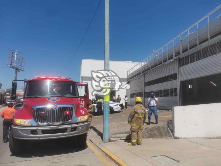 Se registra conato de incendio en el interior de la agencia de autos