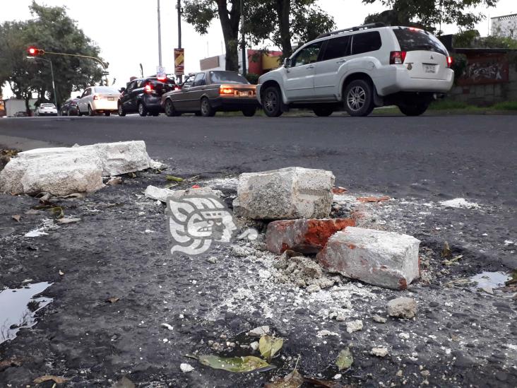 Avenida Miguel Alemán, en Xalapa, se inunda de baches; conductores urgen reparación