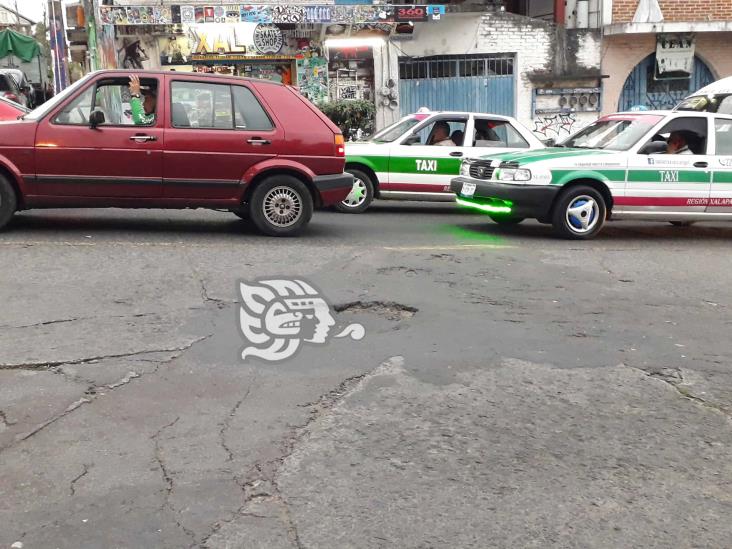 Avenida Miguel Alemán, en Xalapa, se inunda de baches; conductores urgen reparación