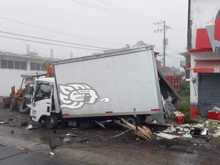 Tráiler se queda sin frenos en Naolinco; un muerto y 9 heridos