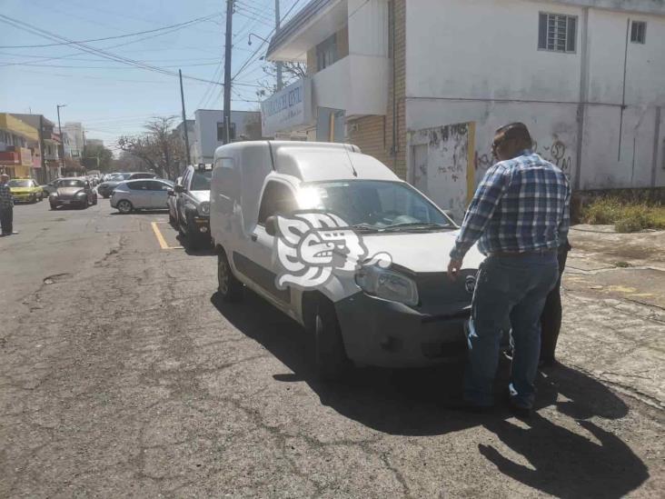 Choque deja tres vehículos con daños en fraccionamiento Reforma