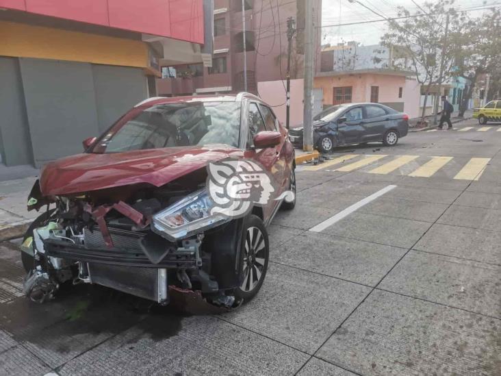 Choca automóvil y camioneta en avenida Gómez Farías