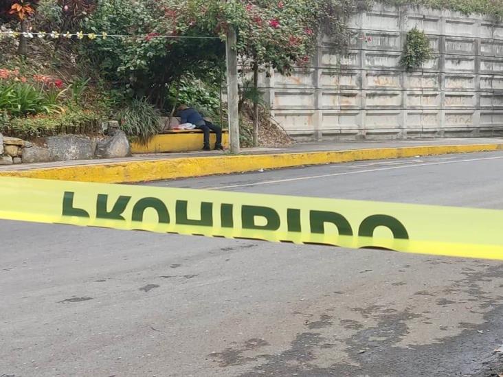 Hallan a hombre sin vida en una banca de la colonia Melecio Portillo, en Fortín