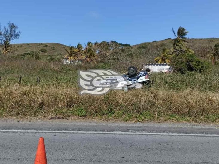 Vuelca patrulla de la SSP tras chocar con tractocamión