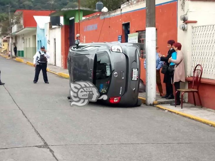 Volcadura de vehículo deja a una mujer herida en colonia Aulicaba de Orizaba