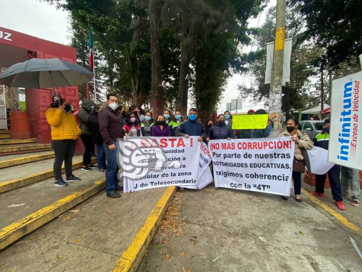 Docentes y padres protestan en la SEV; acusan abusos de la supervisión escolar