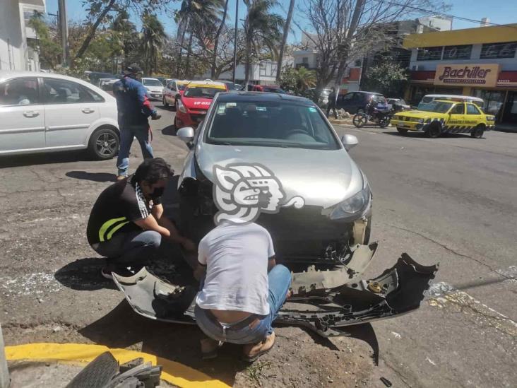 Choque deja tres vehículos con daños en fraccionamiento Reforma