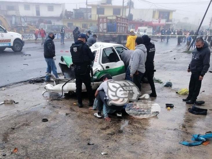 Tráiler se queda sin frenos en Naolinco; un muerto y 9 heridos