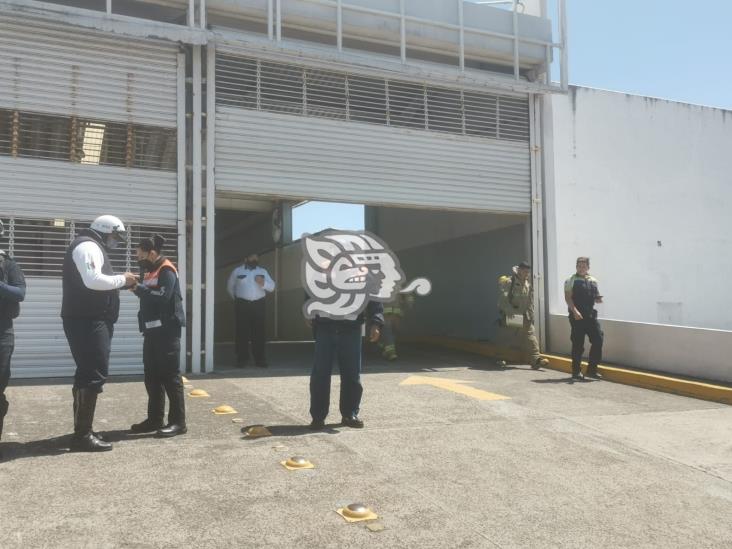 Se registra conato de incendio en el interior de la agencia de autos