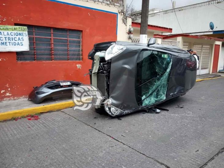 Volcadura de vehículo deja a una mujer herida en colonia Aulicaba de Orizaba