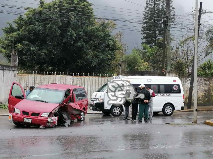 Choca camioneta familiar en calles de Río Blanco; hay dos lesionados