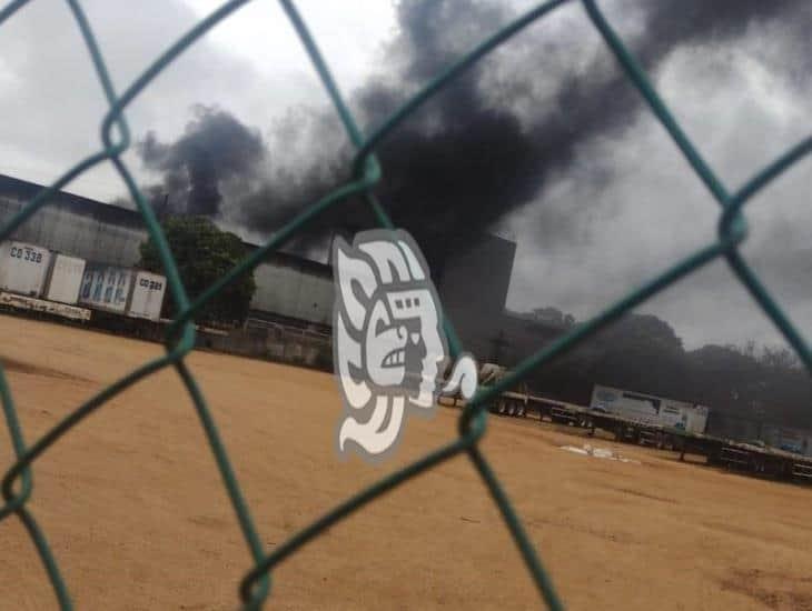 PC y bomberos controlan fuego en recicladora de Barrancas