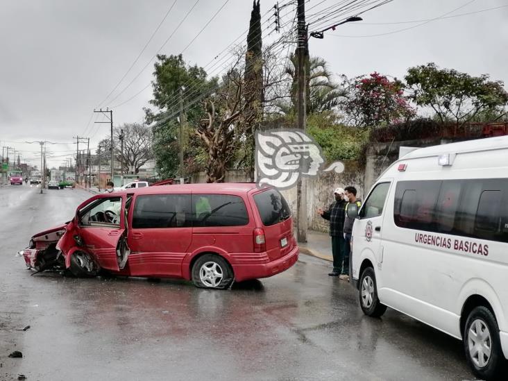 Choca camioneta familiar en calles de Río Blanco; hay dos lesionados