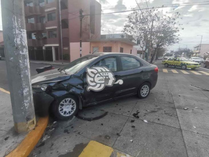 Choca automóvil y camioneta en avenida Gómez Farías