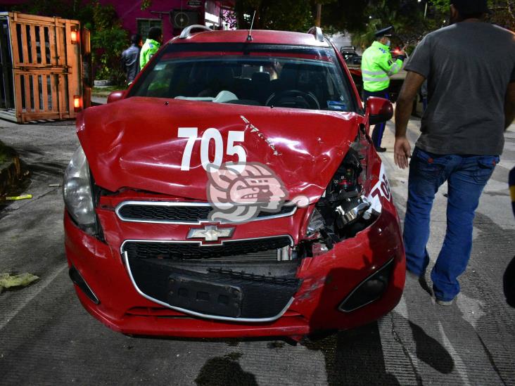 Queda volcada camioneta tras percance 