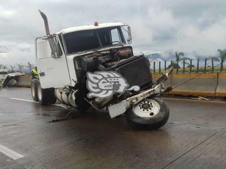 Choca tractocamión contra muro de contención en autopista La Tinaja-Córdoba