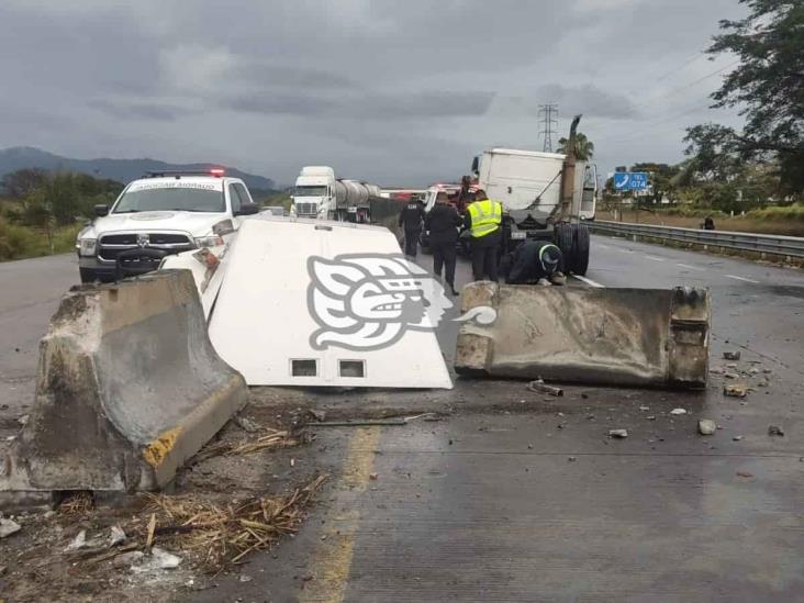 Choca tractocamión contra muro de contención en autopista La Tinaja-Córdoba