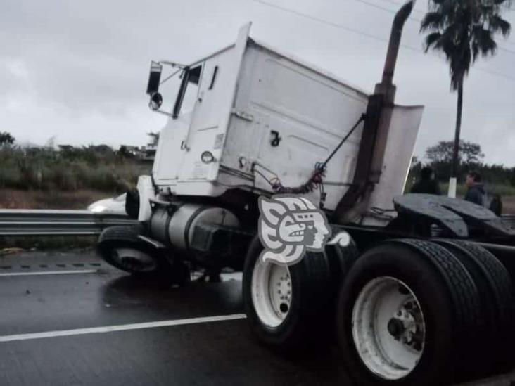 Choca tractocamión contra muro de contención en autopista La Tinaja-Córdoba