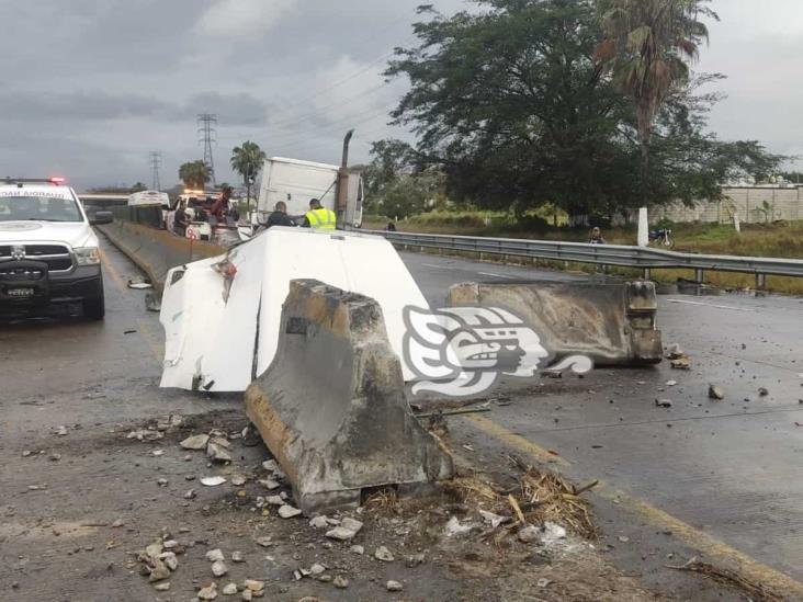 Choca tractocamión contra muro de contención en autopista La Tinaja-Córdoba