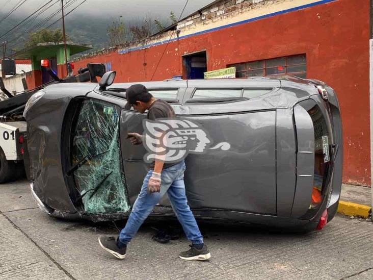 Volcadura de vehículo deja a una mujer herida en colonia Aulicaba de Orizaba