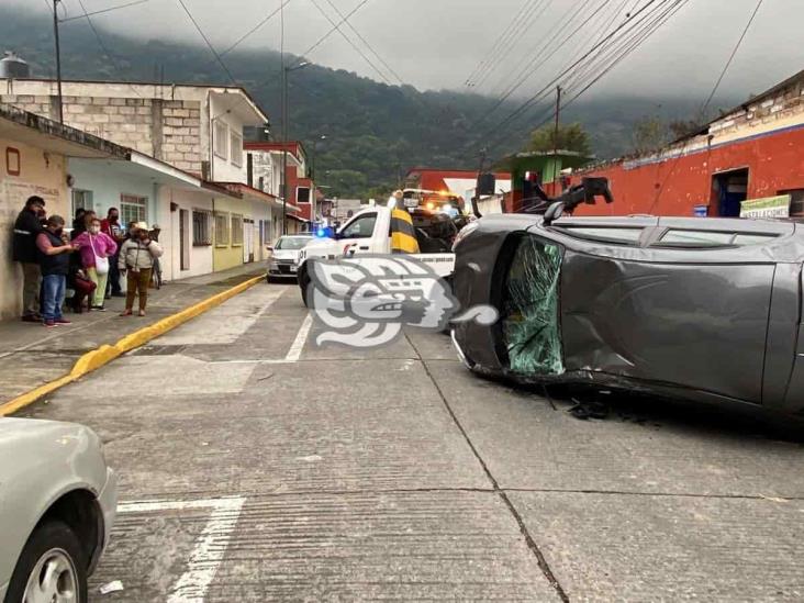 Volcadura de vehículo deja a una mujer herida en colonia Aulicaba de Orizaba