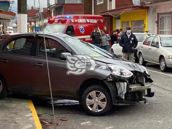 Volcadura de vehículo deja a una mujer herida en colonia Aulicaba de Orizaba