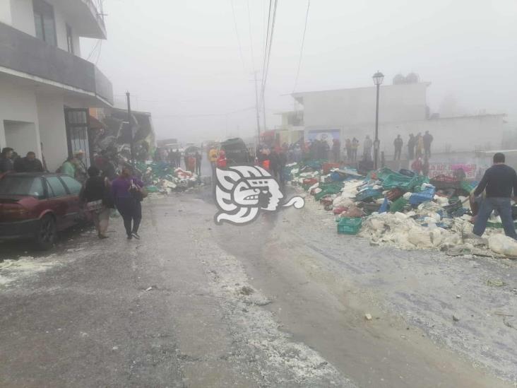 Tráiler se queda sin frenos en Naolinco; un muerto y 9 heridos