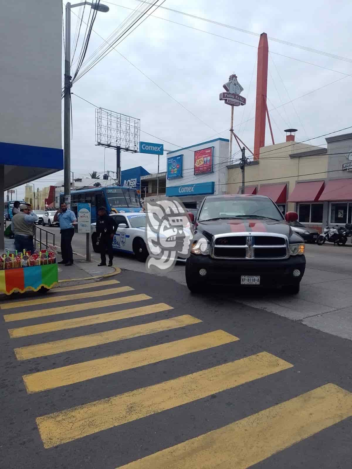 Camioneta choca con patrulla en Boca del Río