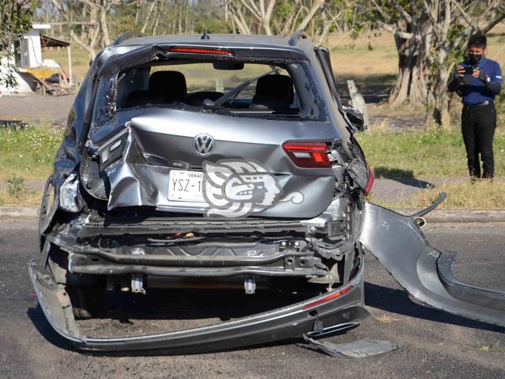 Choque entre dos vehículos deja severos daños materiales