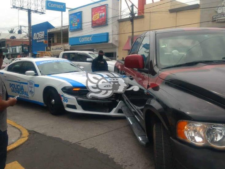 Camioneta choca con patrulla en Boca del Río