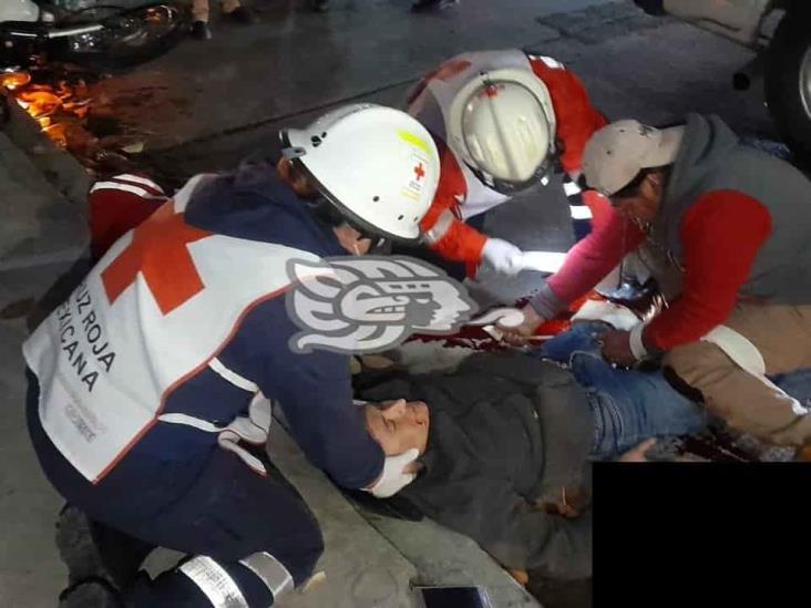 Motociclista en estado de ebriedad impacta contra microbús en Veracruz