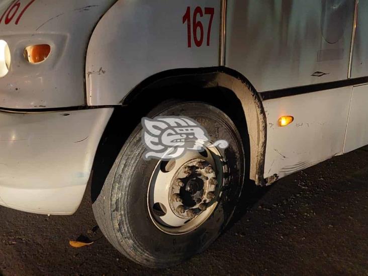 Motociclista en estado de ebriedad impacta contra microbús en Veracruz