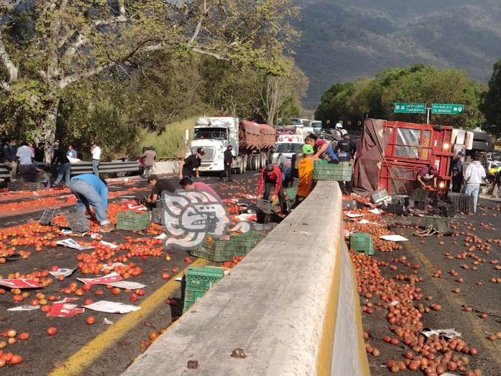 Rapiña en Nogales tras volcadura de camión que transportaba tomates