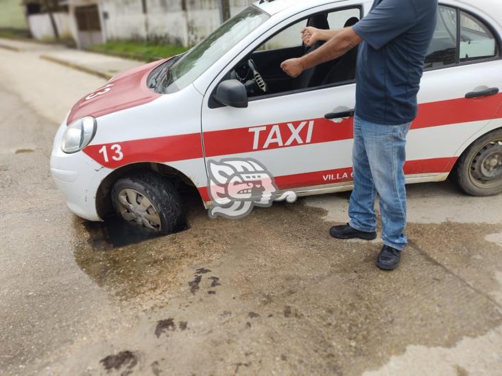 Taxista cae en registro sin tapa en Moloacán