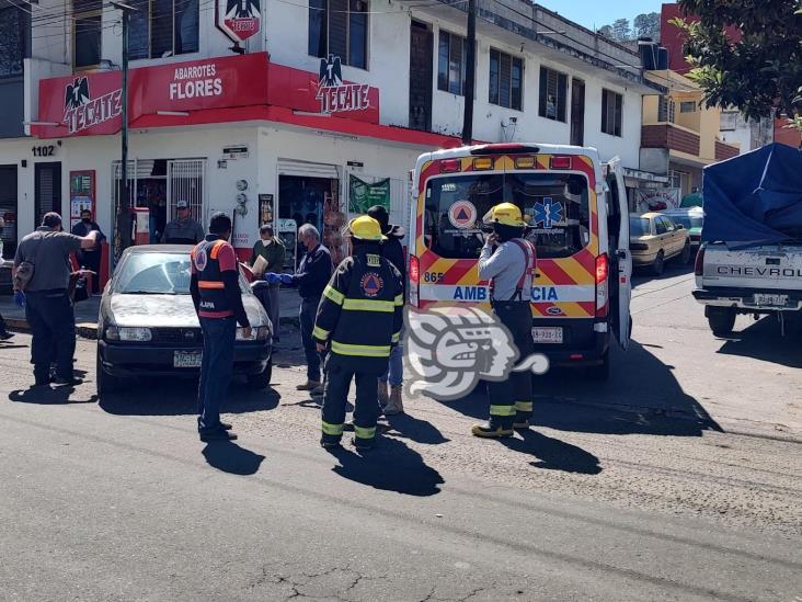 En Xalapa, choque de autos en crucero de Villahermosa y Mazatlán