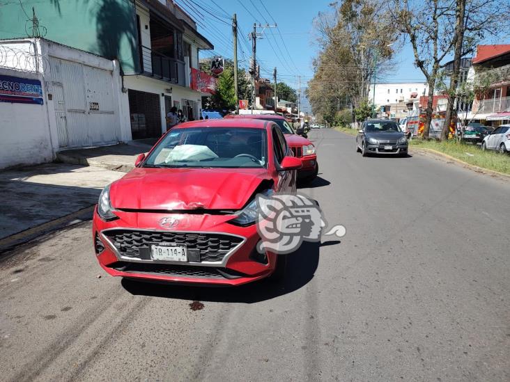 En Xalapa, choque de autos en crucero de Villahermosa y Mazatlán