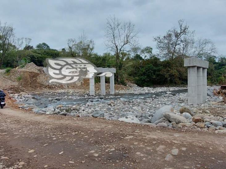 Abandonadas, obras en el puente nuevo de Misantla